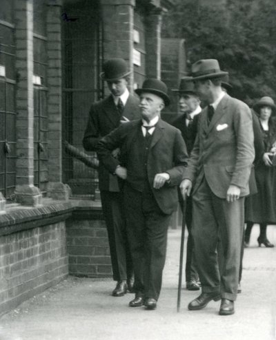 Italian kuningas Victor Emmanuel III vieraili Lontoon eläintarhassa vuonna 1924 tekijältä Frederick William Bond