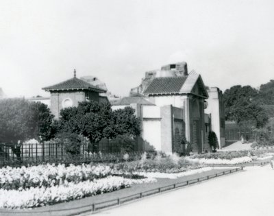 Matelijatalo Lontoon eläintarhassa vuonna 1928 ja muodolliset kukkapenkit Lontoon eläintarhan sisäänkäynnin varrella tekijältä Frederick William Bond