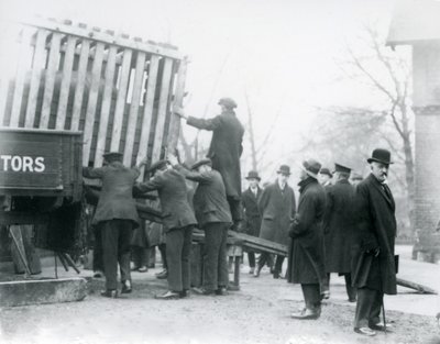 Äskettäin saapuneen Intian sarvikuonon purku, Lontoon eläintarha, 1924 tekijältä Frederick William Bond