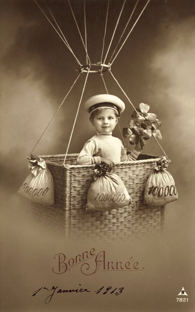 Vuoden 1913 uudenvuoden kortti, jossa poika nousee ilmapallolla ja paljon rahaa painolastina tekijältä French Photographer
