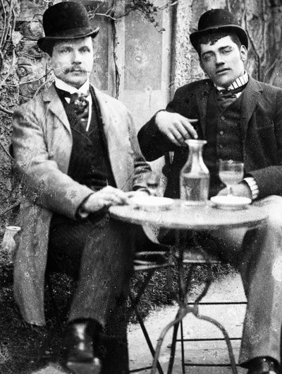 Chatelain (Ducos) ja hänen vaununsa istumassa kahvilan terassilla ja juomassa absinttia - valokuva, noin 1890 tekijältä French Photographer