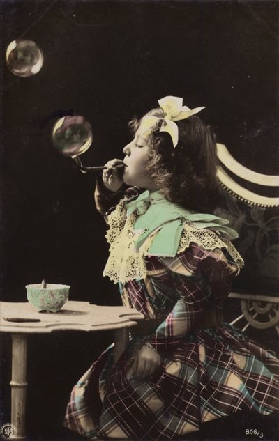 Pieni tyttö puhaltaa kuplia putkesta (sävytetty kuva) tekijältä French Photographer