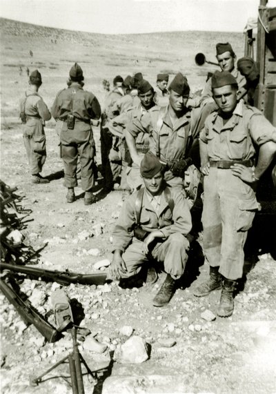 Algerian sota: nuoret ranskalaiset sotilaat Jebelissä noin 1960 tekijältä French Photographer