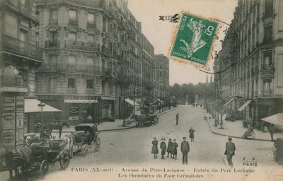 Avenue du Pere-Lachaise Pariisin 20. kaupunginosassa, Ranskassa. Katunäkymä Pere Lachaisen hautausmaan sisäänkäynnistä ja krematorion savupiipuista. Postikortti lähetetty 1913. tekijältä French Photographer