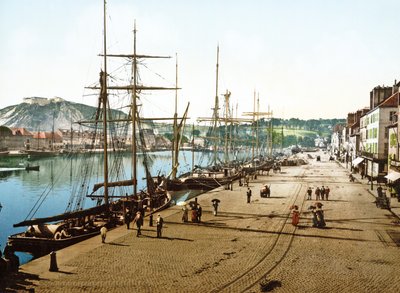 Cherbourgissa telakoituneet veneet taustalla vanha linnoitus, 1890-1900 tekijältä French Photographer