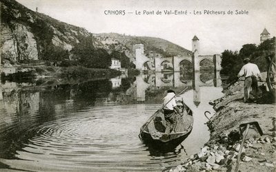 Cahorit 1900-luvun alussa: hiekkakalastajat ja heidän veneensä Lotilla, Val-entren silta (Valentre) tekijältä French Photographer