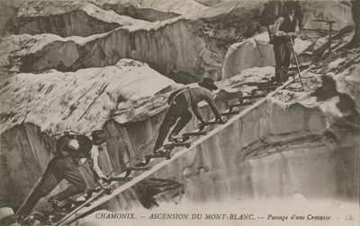 Chamonix - nousu Mont Blancille. Kiipeilijät ohittavat raon. Postikortti lähetetty 1913. tekijältä French Photographer