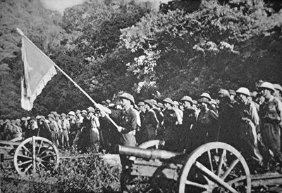 Tropes comunistes del Viet Minh en desfilada amb artilleria lleugera de camp, durant el setge de Dien Bien Phu, novembre de 1953-maig de 1954 (litografia en color) finlandès tekijältä French Photographer