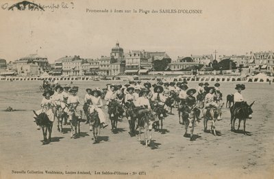 Aasi ratsastaa rannalla Les Sables-dOlonnessa Länsi-Ranskassa. Postikortti lähetetty 1913. tekijältä French Photographer