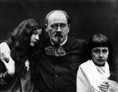 Emile Zola (1840-1902), kirjailija ja ranskalainen toimittaja Verneuil-sur-Seinen (Yvelinesin) puutarhassa lastensa Denisen ja Jacquesin kanssa. - Emile Zola (1840-1902), ranskalainen kirjailija ja toimittaja, kotonaan Verneuil-sur-Seinen (Yvelines) ja hän tekijältä French Photographer