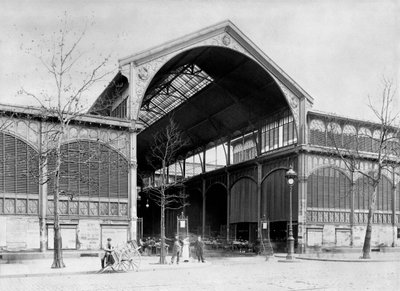 Sisäänkäynti Les Hallesin keskusmarkkinoiden paviljongiin, Pariisi, n. 1900 tekijältä French Photographer