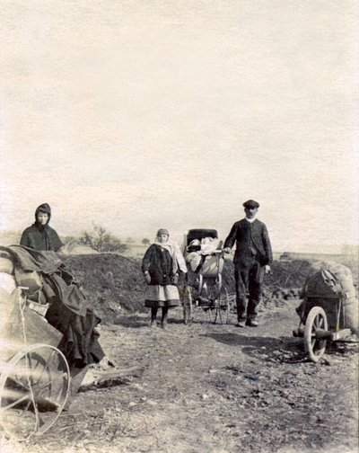 Taisteluita pakenevan talonpoikaisperheen pako Boulogne-la-Grassen lähistöllä tekijältä French Photographer