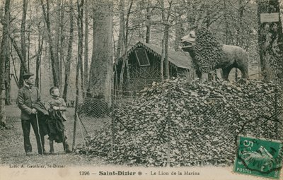 Isä ja poika katsovat leijonaveistosta Saint Dizierissä. Postikortti lähetetty vuonna 1913. Julkaisija Library of A Gauthier. tekijältä French Photographer