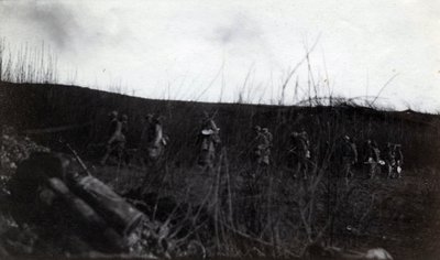 Ensimmäinen maailmansota (1914-1918): joukko sotilaita marssimassa Rocouriin (Saint Quentin) (Aisne) tekijältä French Photographer