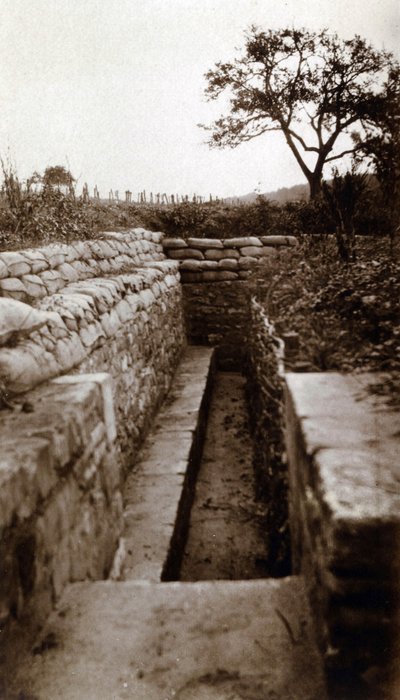Ensimmäinen maailmansota (1914-1918): näkymä kaivannon mallista "Lemberg trench", Hautebraye (Oise) tekijältä French Photographer