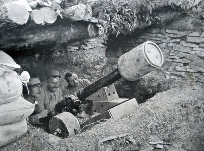 Ranskalainen 48-ase, jota käytettiin maamiinojen laukaisuun, 1915 tekijältä French Photographer