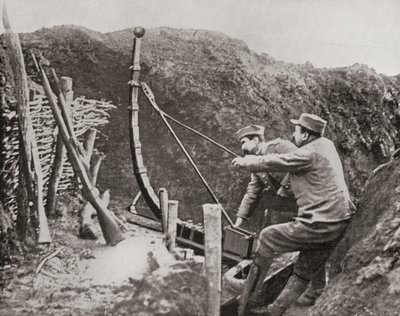 Ranskalaiset sotilaat käyttivät katapulttia pommien heittämiseen ensimmäisen maailmansodan aikana, The Illustrated War News, 1915 tekijältä French Photographer