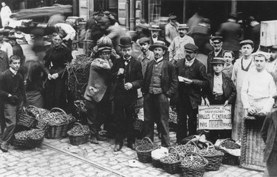 Les Hallesin markkinoiden puutarhurit, Pariisi, 1907 tekijältä French Photographer