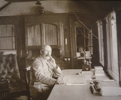 Kenraali Pétain junavaunun pääkonttorissaan Verdunin taistelun aikana helmi-joulukuussa 1916 (m/v kuva) tekijältä French Photographer