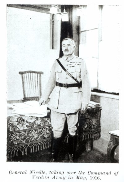 Kenraali Robert Nivelle (1856-1924) ottaa armeijan komennon Verdunissa toukokuussa 1916 (bw kuva) tekijältä French Photographer