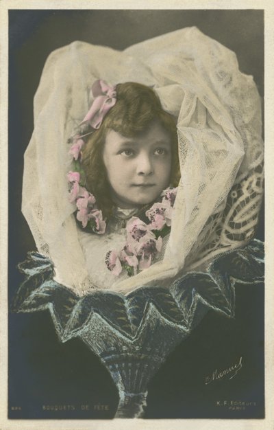 Tyttö kukassa (värikuva) tekijältä French Photographer