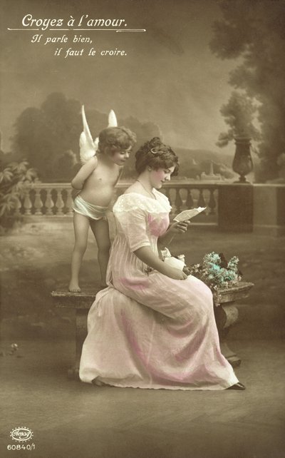 Tyttö lukee rakkauskirjettä, ja Cupid katsoo olkapäänsä yli tekijältä French Photographer