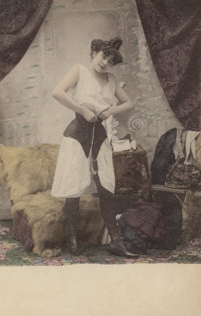 Tyttö avaa korsettiaan tekijältä French Photographer