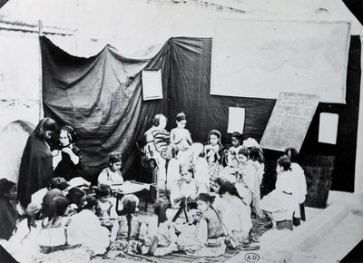 Tyttökoulu Algeriassa, 1860 tekijältä French Photographer