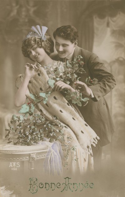 Hyvää uutta vuotta onnittelukortti, jossa romanttinen pariskunta pitelee misteliä, 1913 (käsinvärinen valokuva) tekijältä French Photographer