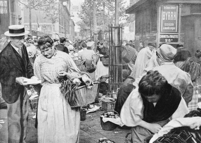 Hawker ostajien ja myyjien joukossa, Les Halles, Pariisi, 1896 tekijältä French Photographer