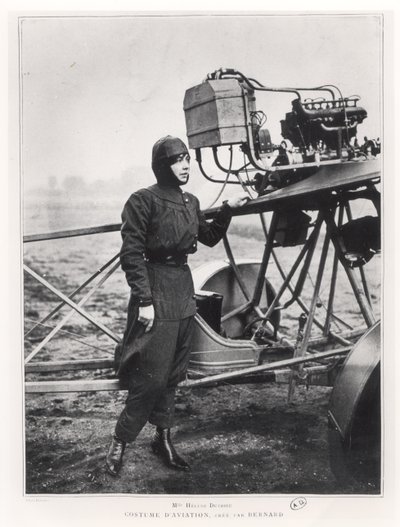 Helene Dutrieu (1877-1961) seisoo koneen vieressä, ennen vuotta 1914 tekijältä French Photographer
