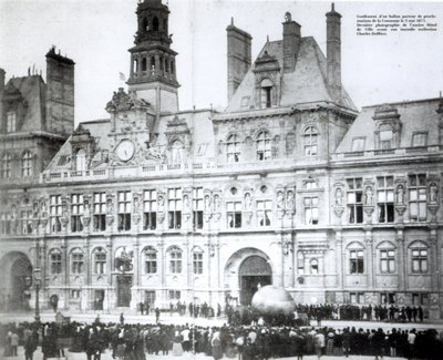 Kommuunin julistuksia sisältävän ilmapallon täyttäminen Pariisin Hotel de Villen ulkopuolella, 3. toukokuuta 1871 tekijältä French Photographer