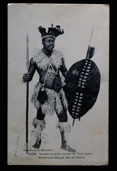 Kiki, tanssija, joka esiintyi paljain jaloin lasinsärkyllä, Buffalo Bill (William Frederick Cody tekijältä French Photographer
