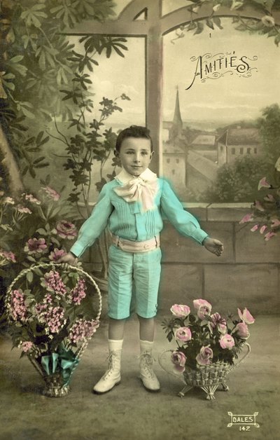 Pikkupoika sinisessä (värikuva) tekijältä French Photographer