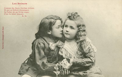 Pikkupoika suutelee pientä tyttöä (m/w kuva) tekijältä French Photographer