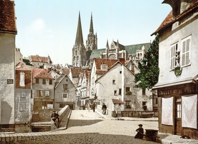 Katse alas Chartresin kadulle katedraalin taustalla, 1890-1900 tekijältä French Photographer
