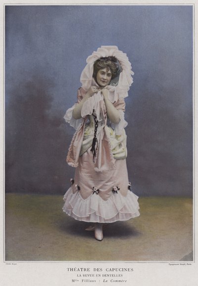 Mademoiselle Filliaux La Commerena La Revue des Dentellesissä (värillinen kuva) tekijältä French Photographer