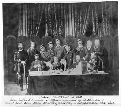 Kommuunin jäsenet Hotel de Villessa Pariisissa ja kenttäupseerit neuvottelevat, 1871 tekijältä French Photographer