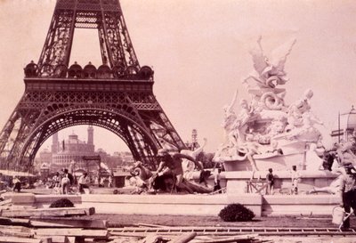 Miehet rakentavat suihkulähdettä St. Vidal lähellä Eiffel-tornia, n. 1888 tekijältä French Photographer