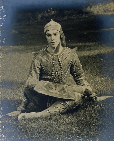 Nijinsky istuu ristissä, pukeutuneena prinssi Igoriksi. tekijältä French Photographer