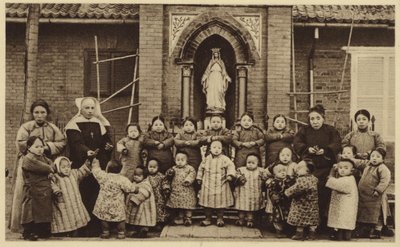 Orvot poseeraavat orpokodinsa ulkopuolella Kiinassa tekijältä French Photographer