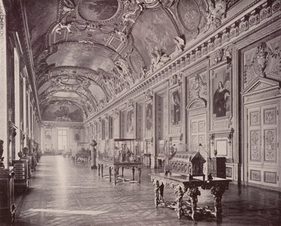 Pariisi: Apollon galleria, Louvre, etelään katsova (m/w kuva) tekijältä French Photographer