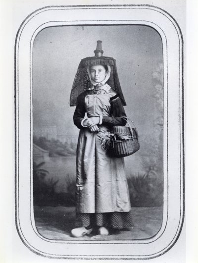 Valokuvallinen käyntikortti, jossa on ranskalainen aluepuku, n. 1860-1870 (b/w valokuva) tekijältä French Photographer