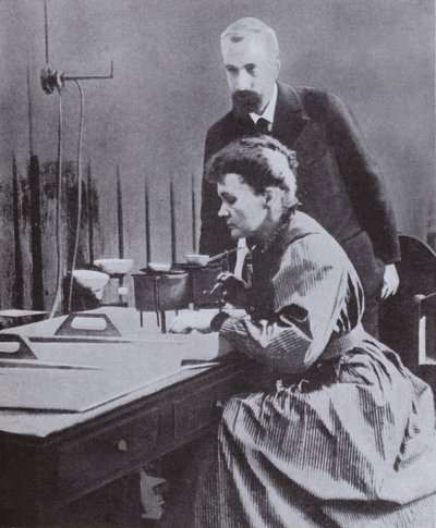 Pierre ja Marie Curie, Radiumin löytäjät, laboratoriossa Pariisin yliopistossa, 1898 tekijältä French Photographer