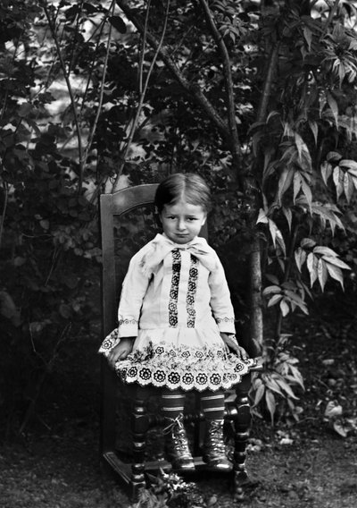Muotokuva pienestä tytöstä Bourmontista Haute Marnessa istumassa Septfontainesin luostarissa. Valokuvaus 1800-luvun lopulla. Ducos kokoelma. tekijältä French Photographer