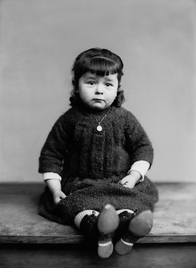 Muotokuva pienestä tytöstä Bourmontista Haute Marnessa kastemitalinsa kanssa. Valokuvaus 1800-luvun lopulla. Ducos kokoelma. tekijältä French Photographer