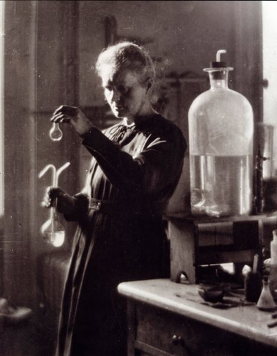 Muotokuva fyysikko Marie Curiesta (1867-1934) laboratoriossaan vuonna 1925 (kuva). tekijältä French Photographer