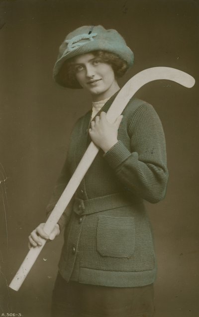 Postikortti nuoresta naisesta, joka kantaa jääkiekkomailaa olkallaan, lähetetty vuonna 1913 tekijältä French Photographer