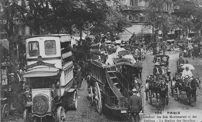 Postikortti, jossa näkyy omnibus-asema Boulevard Montmartren ja Boulevard des Italiensin risteyksessä, Pariisi, 1905–1910 tekijältä French Photographer
