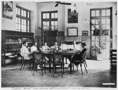 Poikien alakoulu Hanoissa, n. 1920 tekijältä French Photographer